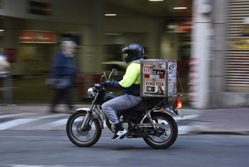 Los deliveries son una visión común en las calles del mundo, pero sus vínculos aborales están cambiando