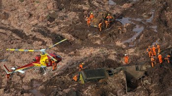 El Cuerpo de Bomberos y la Defensa Civil realizan las labores de búsqueda y rescate en la presa de Brumadinho (foto archivo)
