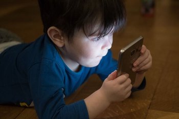 La exposición a pantallas en niños puede producir miopía
