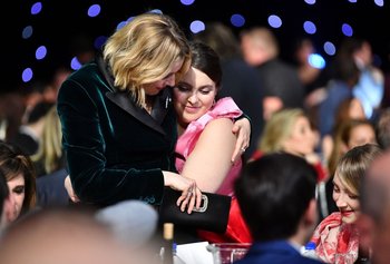 Greta Gerwig abraza a Beanie Feldstein en la ceremonia de los Critics