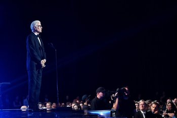 Ted Danson sobre el escenario de los premios Critics