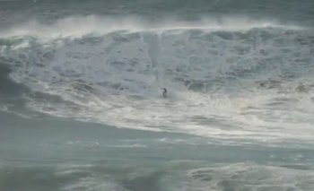 El surfista uruguayo Pepe Gómez en la ola de Nazaré