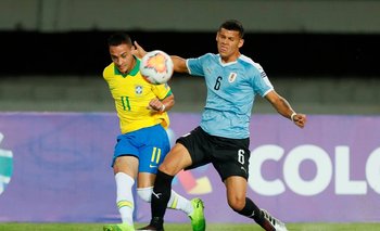 Araújo jugando el Preolímpico sub 23 ante Brasil con la celeste
