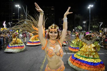 El desfile de escuelas de samba también abandona, al menos de momento, la Av. 18 de Julio.