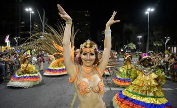 El desfile de escuelas de samba también abandona, al menos de momento, la Av. 18 de Julio.