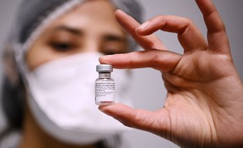 Una trabajadora de la salud sostiene una dosis de la vacuna de Pfizer/BioNTech