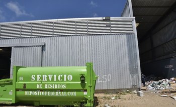 Un contenedor de Pedernal en una planta de clasificación de Montevideo, donde se apilan los residuos que no pueden ser reciclados por su mal estado