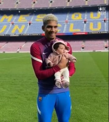 Ronald Araújo y su hija en el entrenamiento a puertas abiertas de FC Barcelona