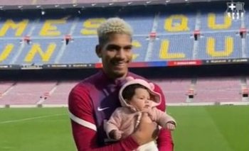 Ronald Araújo y su hija en el entrenamiento a puertas abiertas de FC Barcelona
