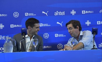 El entrenador de la selección, Diego Alonso, y el presidente de la AUF, Ignacio Alonso