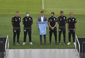 Diego Alonso y su nuevo cuerpo técnico. Guillermo Souto, Darío Rodríguez, Gabriel Raimondi, Guilherme Rodrigues y Carlos Nicola 