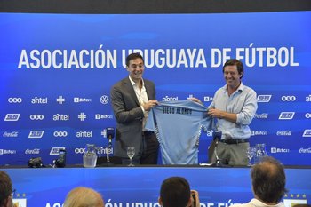 La presentación de Diego Alonso como entrenador de la selección uruguaya 