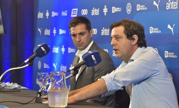 Ignacio Alonso y Diego Alonso en la presentación del nuevo entrenador de la selección uruguaya