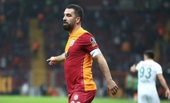 Arda Turan jugó en Galatasaray y está muy falto de forma física