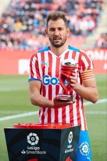 Cristhian Stuani recibió el trofeo que le entregó LaLiga como el mejor jugador de diciembre de la Segunda división española