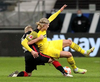 Falta sobre Erling Haaland, gran figura de Borussia Dortmund