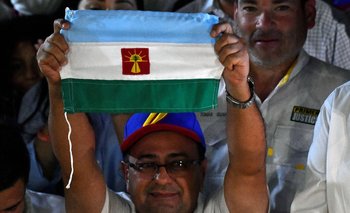 Sergio Garrido sostiene bandera del Estado de Barinas