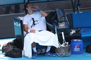 Djokovic entrenó en Melbourne tras ser liberado