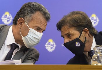 Luis Lacalle Pou y Daniel Salinas en la conferencia de prensa del 10 de enero ante el aumento de casos de covid-19