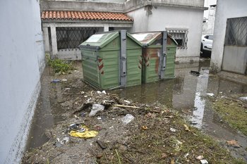 Las inundaciones registradas en Montevideo afectaron a distintas casas en las que el agua entró y dañó pertenencias