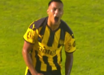 Rodrigo Saravia grita con todo su gol en lo que fue su debut en Primera división con la camiseta de Peñarol