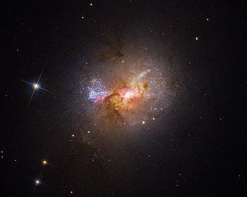La galaxia Henize 2-10 fotografiada por el telescopio espacial Hubble