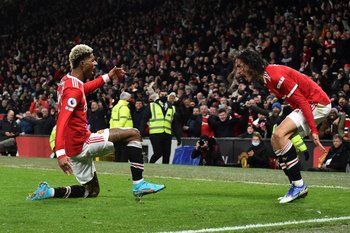 Rashford corre a abrazar a Edinson Cavani quien le dio el gol de la victoria para Manchester United
