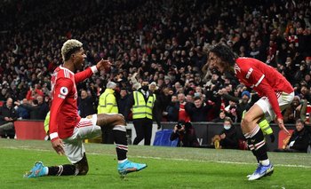 Rashford corre a abrazar a Edinson Cavani quien le dio el gol de la victoria para Manchester United