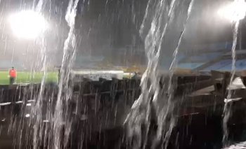 Así caía el agua en el Centenario en el momento en el que se suspendió el partido clásico entre Nacional y Peñarol