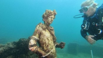Una estatua en el Parque arqueológico submarino de Baia, en Italia.