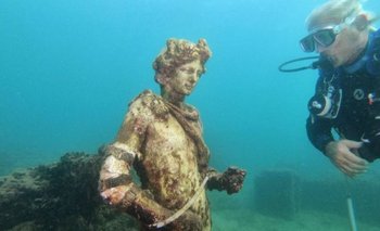 Una estatua en el Parque arqueológico submarino de Baia, en Italia.
