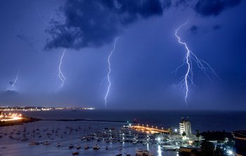Foto de archivo. La tormenta eléctrica se observaba en Montevideo la noche de este martes
