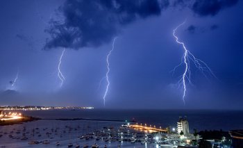 Foto de archivo. La tormenta eléctrica se observaba en Montevideo la noche de este martes