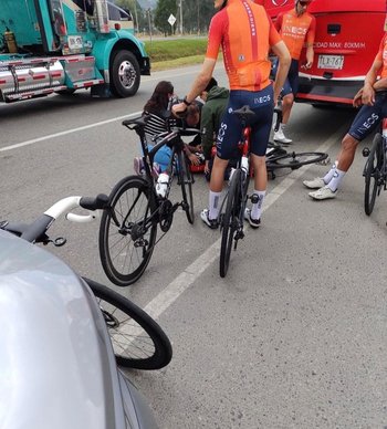 Egan Bernal tras sufrir el accidente en Colombia al chocar contra un ómnibus