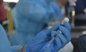 De acuerdo con el fallo, la Justicia neozelandesa asumirá la tutela parcial del bebé para que sea vacunado