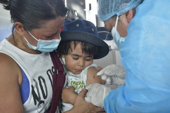 Vacunación contra el coronavirus en Uruguay, en un vacunatorio móvil del Hipódromo de Maroñas