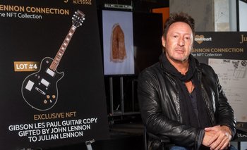 Julian Lennon junto a algunos de los objetos que se venderán como NFT