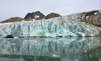 Los glaciares de Groenlandia que desembocan en el océano, como el glaciar Apusiaajik que se muestra aquí, corren un mayor riesgo de pérdida rápida de hielo de lo que se creía anteriormente.