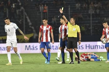 Matías Vecino recibe la segunda amarilla y no podrá jugar el martes