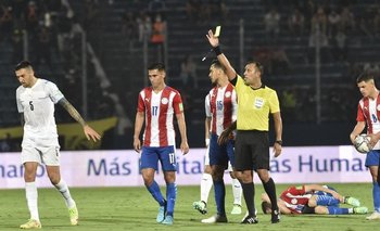 Matías Vecino recibe la segunda amarilla y no podrá jugar el martes