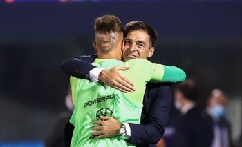 Al final, Diego Alonso se abrazó con Sebastián Sosa