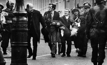 Una víctima del Domingo Sangriento es cargada en las calles de Derry.