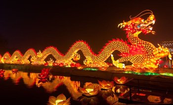 Dragón iluminado en el Año Nuevo chino
