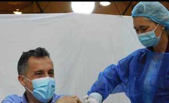Karen junto al intendente de Lavalleja, Mario García, quien recibió su tercera dosis el pasado 19 de agosto
