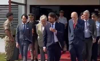 El presidente Luis Lacalle Pou en la mañana del domingo 1° de enero, cuando partió a Brasilia junto a José Mujica y Julio María Sanguinetti