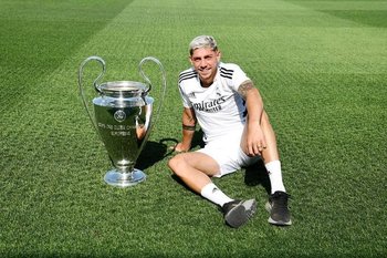 Federico Valverde y el trofeo de la Liga de Campeones
