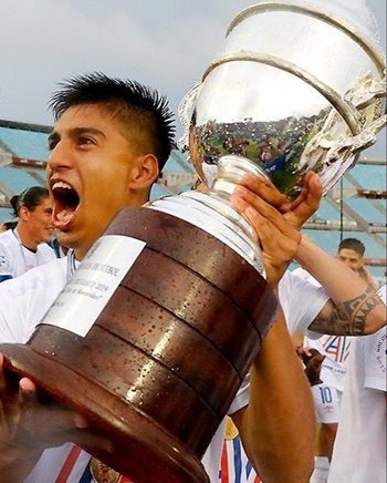 Mathías Laborda con la copa de campeón uruguayo con Nacional en 2022