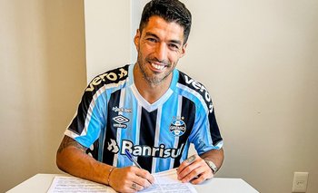 Suárez firmando su contrato con Gremio