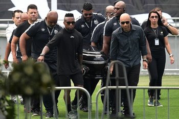 Los restos de Pelé llegan al estadio de Santos, donde comenzó el funeral del crack brasileño