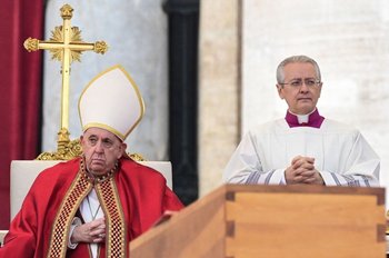 El papa Francisco presidió el funeral de su predecesor Benedicto XVI